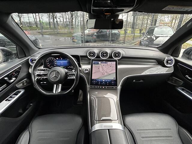 Mercedes-Benz GLC-KLASSE 300e AMG 4Matic // Panorama dak // Burmester // Memory // 360 Camera // 20 inch // Treeplanken // Sfeerverlichting // Keyless