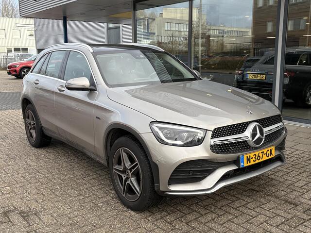 Mercedes-Benz GLC-KLASSE 300e 4MATIC Premium Plus | Panoramadak | Trekhaak | Achteruitrijcamera | Stoelverwarming | Half leder |
