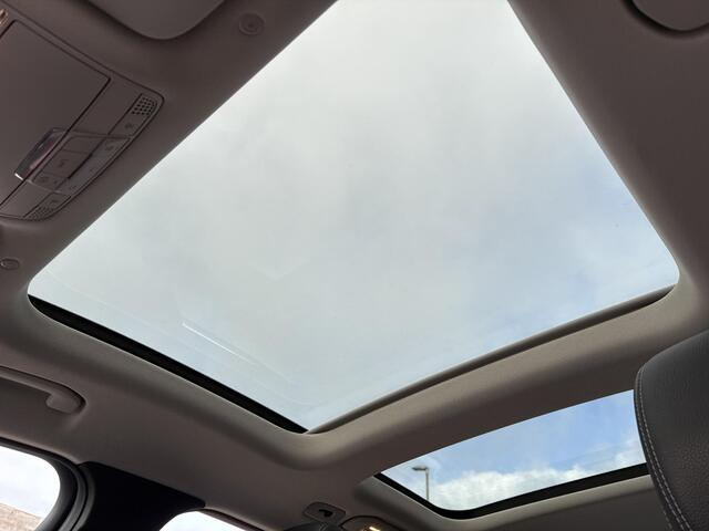 Mercedes-Benz GLC-KLASSE 300e 4MATIC Premium Plus | Panoramadak | Trekhaak | Achteruitrijcamera | Stoelverwarming | Half leder |