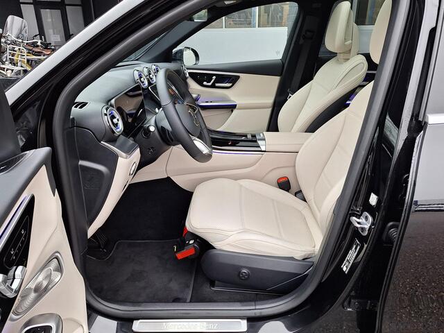 Mercedes-Benz GLC-KLASSE 300 e 4MATIC Avantgarde | Burmester | Panoramadak | Trekhaak | Beige Leder | DISTRONIC | Achteruitrijcamera | Dodehoekassistentie | Stoelverwarming + ventilatie | Sfeerverlichting | Keyless-GO | Elektrische achterklep