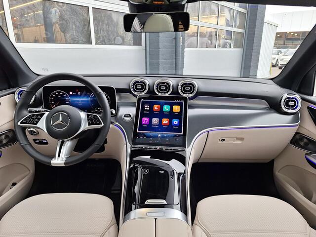 Mercedes-Benz GLC-KLASSE 300 e 4MATIC Avantgarde | Burmester | Panoramadak | Trekhaak | Beige Leder | DISTRONIC | Achteruitrijcamera | Dodehoekassistentie | Stoelverwarming + ventilatie | Sfeerverlichting | Keyless-GO | Elektrische achterklep