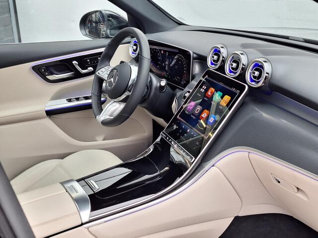 Mercedes-Benz GLC-KLASSE 300 e 4MATIC Avantgarde | Burmester | Panoramadak | Trekhaak | Beige Leder | DISTRONIC | Achteruitrijcamera | Dodehoekassistentie | Stoelverwarming + ventilatie | Sfeerverlichting | Keyless-GO | Elektrische achterklep