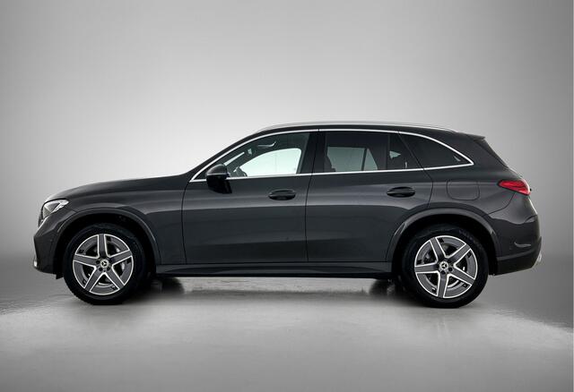 Mercedes-Benz GLC-KLASSE 300 e 4MATIC AMG Plug-In Hybride Luchtvering | Trekhaak | AMG Line | Night Pakket | Achteras besturing | Parkeerpakket met 360°-camera. Inclusief 24 maanden MB Certified garantie voor Europa.