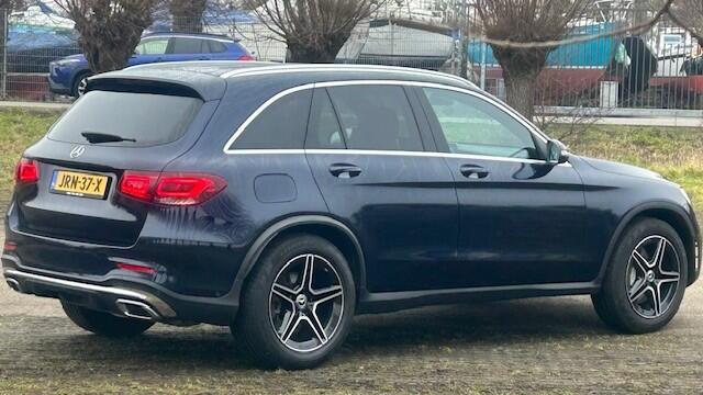 Mercedes-Benz GLC-KLASSE 200 4MATIC AMG-LINE 1E EIGENAAR!! NAVIGATIE, APPLE CARPLAY, DAB RADIO, COGNAC LEER, STOELVERWARMING, AMBIËNTEVERLICHTING, DISTRONIC, DODEHOEK ASSIST, RIJBAAN ASSIST, ELEC. ACHTERKLEP, ELEC. WEGKLAPBARE TREKHAAK, LED LICHT, 19"AMG-VELGEN, ENZ. ENZ. FULL OP