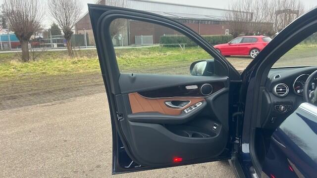 Mercedes-Benz GLC-KLASSE 200 4MATIC AMG-LINE 1E EIGENAAR!! NAVIGATIE, APPLE CARPLAY, DAB RADIO, COGNAC LEER, STOELVERWARMING, AMBIËNTEVERLICHTING, DISTRONIC, DODEHOEK ASSIST, RIJBAAN ASSIST, ELEC. ACHTERKLEP, ELEC. WEGKLAPBARE TREKHAAK, LED LICHT, 19"AMG-VELGEN, ENZ. ENZ. FULL OP