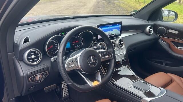 Mercedes-Benz GLC-KLASSE 200 4MATIC AMG-LINE 1E EIGENAAR!! NAVIGATIE, APPLE CARPLAY, DAB RADIO, COGNAC LEER, STOELVERWARMING, AMBIËNTEVERLICHTING, DISTRONIC, DODEHOEK ASSIST, RIJBAAN ASSIST, ELEC. ACHTERKLEP, ELEC. WEGKLAPBARE TREKHAAK, LED LICHT, 19"AMG-VELGEN, ENZ. ENZ. FULL OP