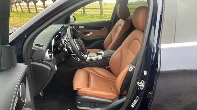 Mercedes-Benz GLC-KLASSE 200 4MATIC AMG-LINE 1E EIGENAAR!! NAVIGATIE, APPLE CARPLAY, DAB RADIO, COGNAC LEER, STOELVERWARMING, AMBIËNTEVERLICHTING, DISTRONIC, DODEHOEK ASSIST, RIJBAAN ASSIST, ELEC. ACHTERKLEP, ELEC. WEGKLAPBARE TREKHAAK, LED LICHT, 19"AMG-VELGEN, ENZ. ENZ. FULL OP