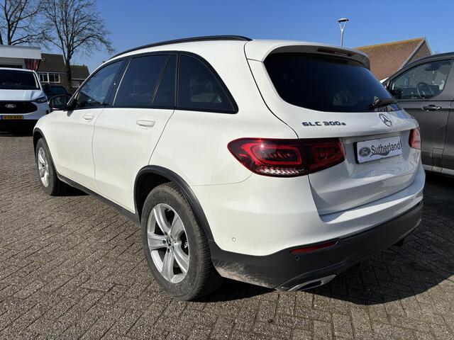 Mercedes-Benz GLC-KLASSE 300e 4MATIC AMG Line PHEV 320pk | Trekhaak | Panoramadak | 2 bandensets | Leder | Adaptive cruise control | Camera