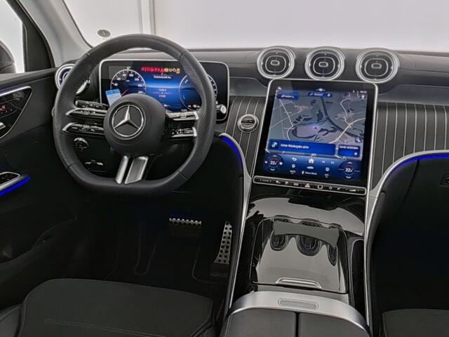 Mercedes-Benz GLC-KLASSE 300 e 4MATIC AMG Plug-In Hybride AMG line | Night Pakket | Trekhaak | Panorama Schuif-Kanteldak | 20 Inch AMG Velgen | Memory Voorstoelen. Inclusief 24 maanden Mercedes-Benz Certified garantie voor Europa.