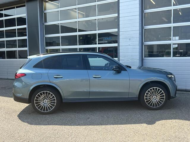 Mercedes-Benz GLC-KLASSE 300e 4MATIC Sport Edition | Amg Line | Nappa Leder Bruin | Premium Pakket | Night Pakket | Winter Pakket | Trekhaak | Panoramadak | Burmester 3D Surround | 360° Camera | Augmented Reality voor Navigatie | DISTRONIC Afstandsassistent | Dodehoekassistent | 