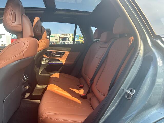 Mercedes-Benz GLC-KLASSE 300e 4MATIC Sport Edition | Amg Line | Nappa Leder Bruin | Premium Pakket | Night Pakket | Winter Pakket | Trekhaak | Panoramadak | Burmester 3D Surround | 360° Camera | Augmented Reality voor Navigatie | DISTRONIC Afstandsassistent | Dodehoekassistent | 