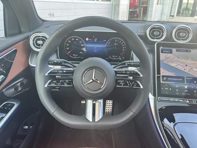 Mercedes-Benz GLC-KLASSE 300e 4MATIC Sport Edition | Amg Line | Nappa Leder Bruin | Premium Pakket | Night Pakket | Winter Pakket | Trekhaak | Panoramadak | Burmester 3D Surround | 360° Camera | Augmented Reality voor Navigatie | DISTRONIC Afstandsassistent | Dodehoekassistent | 