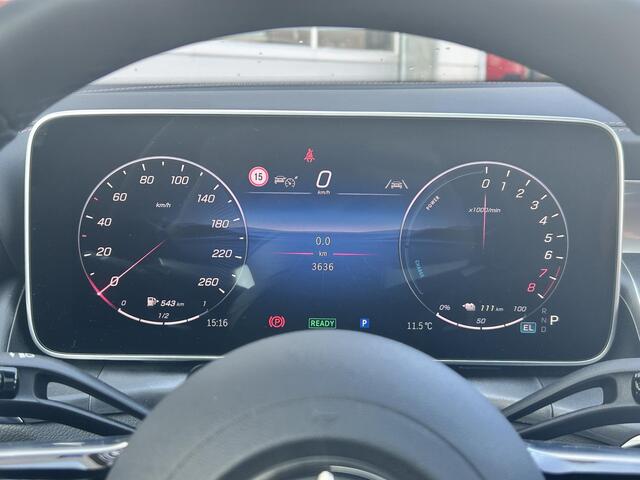 Mercedes-Benz GLC-KLASSE 300e 4MATIC Sport Edition | Amg Line | Nappa Leder Bruin | Premium Pakket | Night Pakket | Winter Pakket | Trekhaak | Panoramadak | Burmester 3D Surround | 360° Camera | Augmented Reality voor Navigatie | DISTRONIC Afstandsassistent | Dodehoekassistent | 