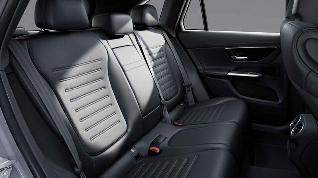 Mercedes-Benz GLC-KLASSE 300e 4MATIC Business Solution AMG | Premium Pakket | Treeplanken | Panoramaschuifdak | Trekhaak | Parkeerpakket |