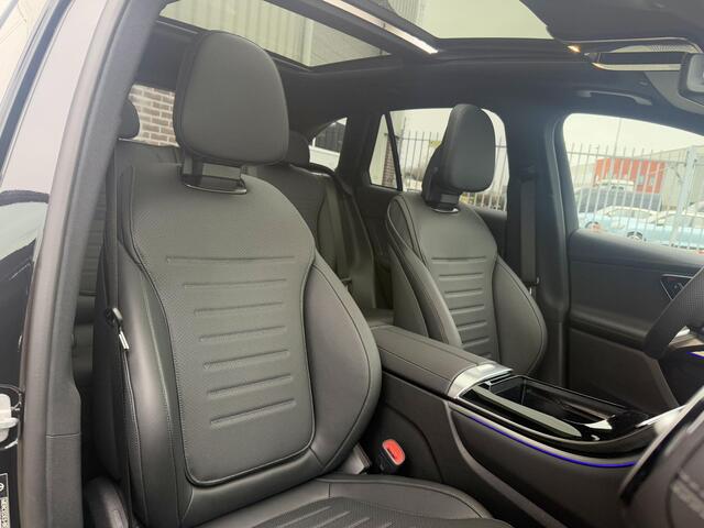 Mercedes-Benz GLC-KLASSE 300e 4MATIC Sport Edition | 360° Camera | Night Pakket | Panoramadak | Dodehoekassistent | Elektrisch Verstelbare Stoelen + Memory | Stoelverwarming | Sfeerverlichting | Apple CarPlay | Android Auto | Elektrische Achterklep | Elektrisch Inklapbare Buitens