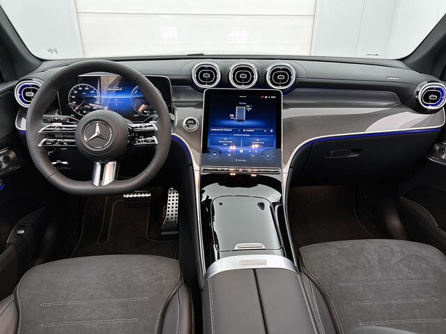 Mercedes-Benz GLC-KLASSE 300e 4MATIC Business Solution AMG | Premium | Winterpakket | Nightpakket | Rijassistentiepakket Plus | Trekhaak | Panoramaschuifdak | Burmester® 3D surround sound systeem | Treeplanken | 20 inch vijfspaaks lichtmetalen AMG-velgen |
