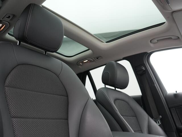 Mercedes-Benz GLC-KLASSE 300e 4MATIC Advantage PHEV 313pk Dealer O.H. | Trekhaak Af Fabriek | Panodak | Burmester Audio | Sportstoelen Verwarmd | Sfeerverlichting | Blis | Apple Carplay | Navigatie | DAB | Cruise Control | Plug In Hybrid |