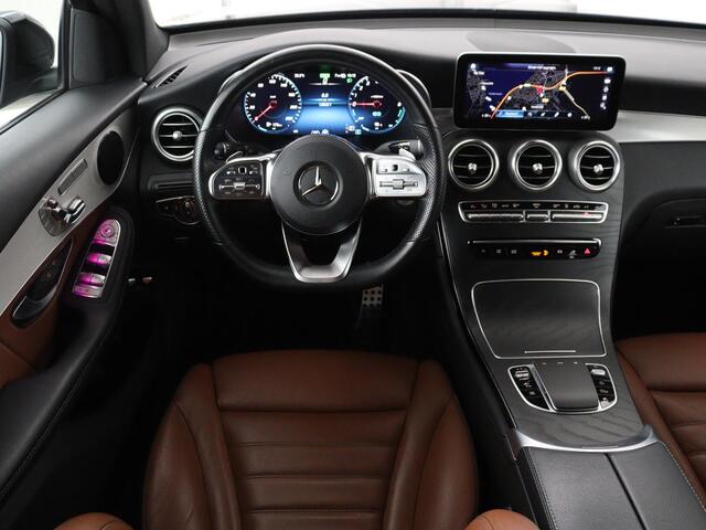 Mercedes-Benz GLC-KLASSE 300e 4MATIC Business Solution AMG | SOH 86,6% | Panorama dak | 360 Camera | Trekhaak | Adaptive cruise | Navigatie | DAB+ | Carplay | Bluetooth | Sfeerverlichting | Verkeersteken assistent | Climate control