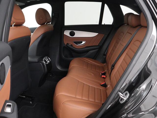 Mercedes-Benz GLC-KLASSE 300e 4MATIC Business Solution AMG | SOH 86,6% | Panorama dak | 360 Camera | Trekhaak | Adaptive cruise | Navigatie | DAB+ | Carplay | Bluetooth | Sfeerverlichting | Verkeersteken assistent | Climate control