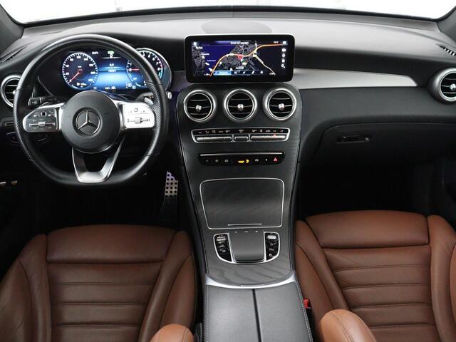 Mercedes-Benz GLC-KLASSE 300e 4MATIC Business Solution AMG | SOH 86,6% | Panorama dak | 360 Camera | Trekhaak | Adaptive cruise | Navigatie | DAB+ | Carplay | Bluetooth | Sfeerverlichting | Verkeersteken assistent | Climate control