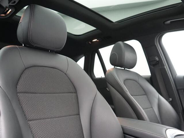 Mercedes-Benz GLC-KLASSE 300e 4MATIC Advantage PHEV 313pk Dealer O.H. | Trekhaak Af Fabriek | Panodak | Adaptive Cruise | Sportstoelen Verwarmd | Sfeerverlichting | Apple Carplay | Blis | Navigatie | DAB | Plug In Hybrid |
