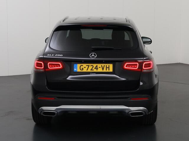 Mercedes-Benz GLC-KLASSE 200 Premium | Multibeam | Beige leer | Achteruitrijcamera | Sfeerverlichting | Treeplanken |