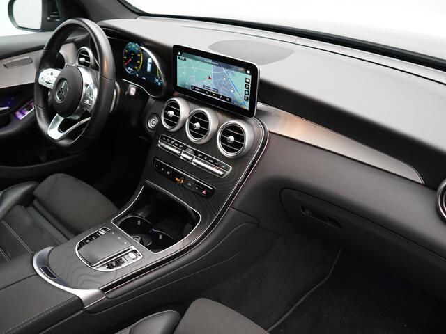 Mercedes-Benz GLC-KLASSE 300e 4MATIC Business Solution AMG 320pk Dealer O.H. | Trekhaak Afn. | Panodak | Camera | Alcantara Sportstoelen Verwarmd | Sfeerverlichting | Apple Carplay | Cruise Control | Navigatie | DAB | 19"L.M | Plug In Hybrid |