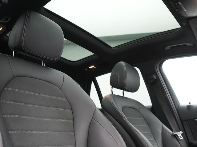 Mercedes-Benz GLC-KLASSE 300e 4MATIC Business Solution AMG 320pk Dealer O.H. | Trekhaak Afn. | Panodak | Camera | Alcantara Sportstoelen Verwarmd | Sfeerverlichting | Apple Carplay | Cruise Control | Navigatie | DAB | 19"L.M | Plug In Hybrid |