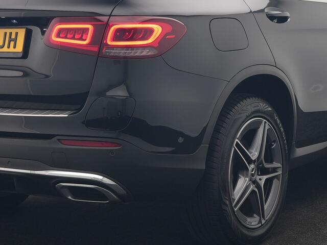 Mercedes-Benz GLC-KLASSE 300e 4MATIC Business Solution AMG 320pk Dealer O.H. | Trekhaak Afn. | Panodak | Camera | Alcantara Sportstoelen Verwarmd | Sfeerverlichting | Apple Carplay | Cruise Control | Navigatie | DAB | 19"L.M | Plug In Hybrid |