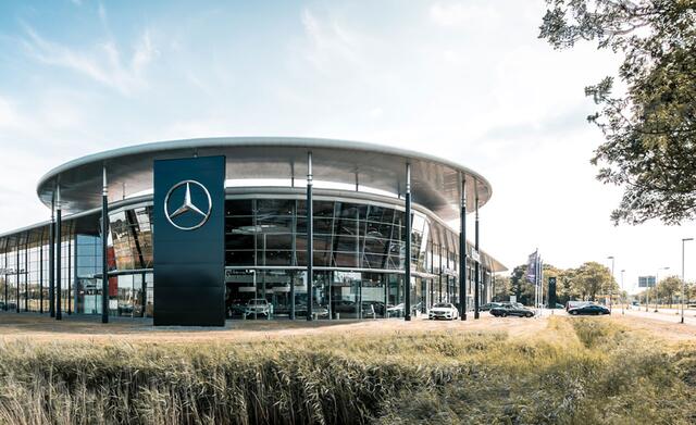 Mercedes-Benz GLC-KLASSE 300 e 4MATIC Plug-In Hybride Trekhaak | Lederen Bekleding | Zwarte Hemel | Parkeerpakket met achteruitcamera | Memory Voorstoelen. Inclusief 24 maanden Mercedes-Benz Certified garantie voor Europa.