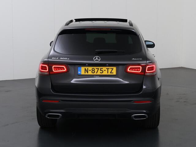 Mercedes-Benz GLC-KLASSE 300e 4MATIC Business Solution AMG | Night | Rij assistentiepakket | Panoramadak | Trekhaak |