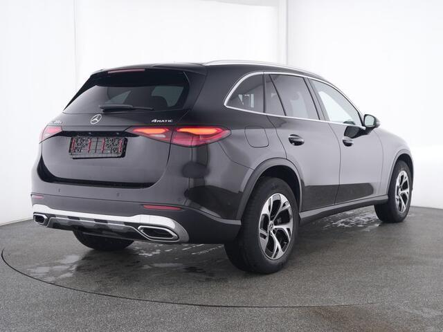 Mercedes-Benz GLC-KLASSE 300 e 4MATIC Plug-In Hybride Trekhaak | Panorama Schuif-Kanteldak | Zwarte Hemel | Parkeerpakket met achteruitcamera | Memory Voorstoelen. Inclusief 24 maanden Mercedes-Benz Certified garantie voor Europa.