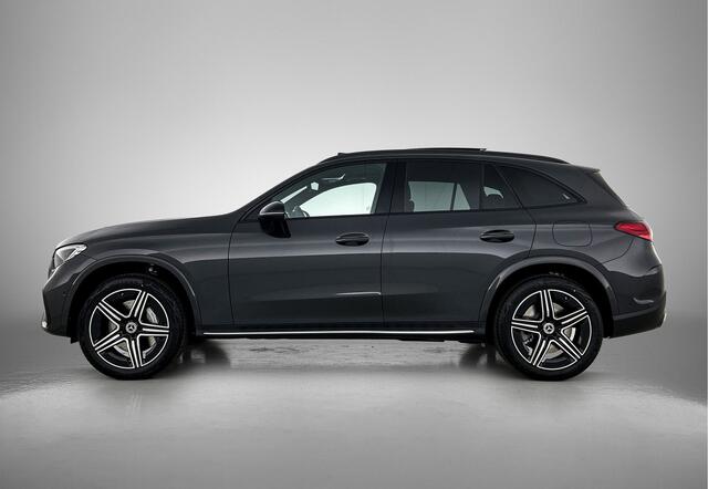 Mercedes-Benz GLC-KLASSE 300e 4MATIC Business Solution AMG | Advanced plus | Nightpakket | Parkeerpakket | Trekhaak | Panoramaschuifdak | 20 inch vijfspaaks lichtmetalen AMG-velgen | Treeplanken in aluminiumlook | DISTRONIC |
