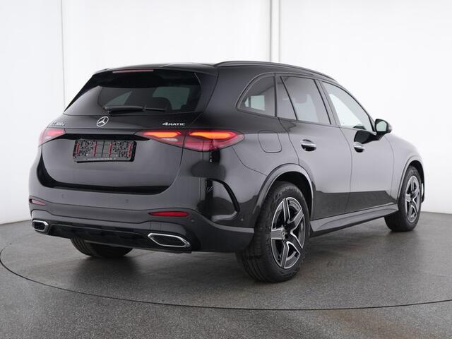 Mercedes-Benz GLC-KLASSE 300 e 4MATIC AMG Plug-In Hybride Luchtvering | AMG Premium | Night Pakket | Alarm klasse 3 | Head-up-Display | Panorama Schuif-Kanteldak. Inclusief 24 maanden MB Certified garantie voor Europa.