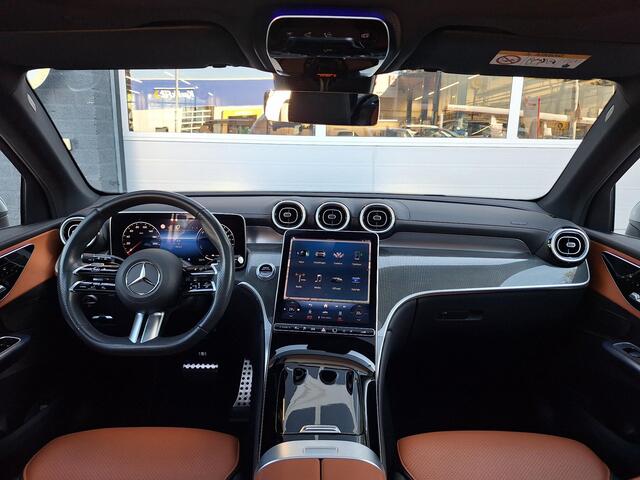 Mercedes-Benz GLC-KLASSE 300e 4MATIC AMG Line | Panoramadak | AIRMATIC Luchtvering | 360° Camera | Memory Pakket | Stoelverwarming | Sfeerverlichting | Achterasbesturing | DIGITAL LIGHT | Keyless-GO | Elektrisch Bedienbare Achterklep
