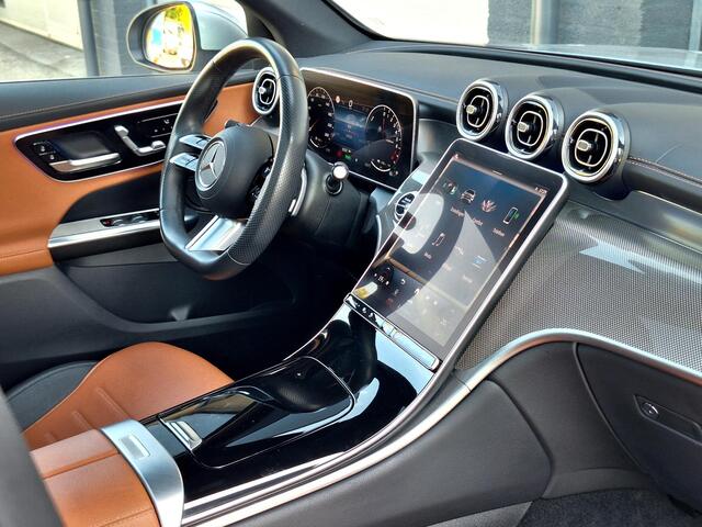 Mercedes-Benz GLC-KLASSE 300e 4MATIC AMG Line | Panoramadak | AIRMATIC Luchtvering | 360° Camera | Memory Pakket | Stoelverwarming | Sfeerverlichting | Achterasbesturing | DIGITAL LIGHT | Keyless-GO | Elektrisch Bedienbare Achterklep