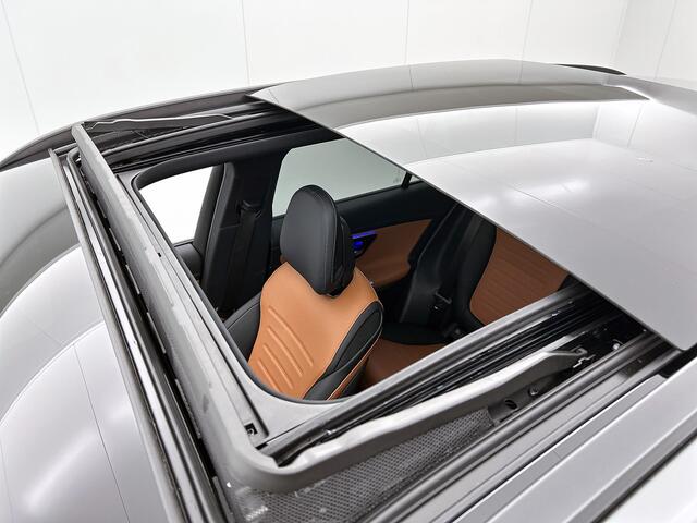 Mercedes-Benz GLC-KLASSE 300e 4MATIC Business Solution AMG | Advanced plus | Nightpakket | Trekhaak | Panoramaschuifdak | Treeplanken in aluminiumlook | Middenconsole metaalstructuur | 20 inch vijfspaaks lichtmetalen AMG-velgen |