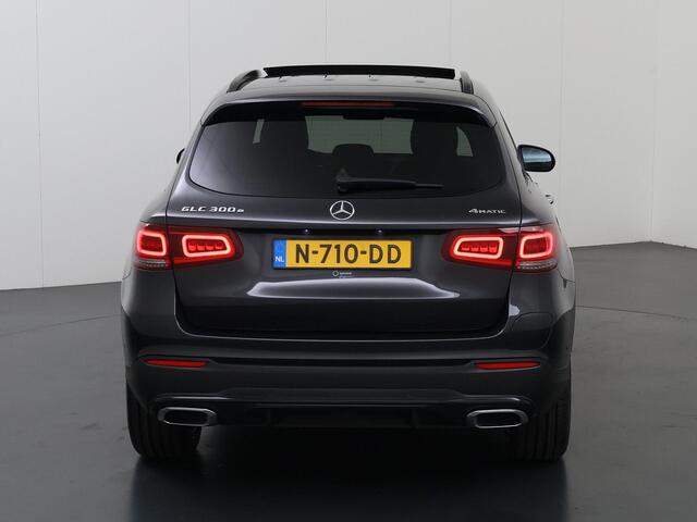 Mercedes-Benz GLC-KLASSE 300e 4MATIC Business Solution AMG | Night | Panoramadak | Trekhaak | Rijassistentiepakket Plus | Burmester | Widescreen | Multispaaks lichtmetalen velgen |