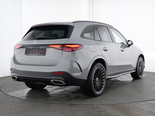 Mercedes-Benz GLC-KLASSE 300 e 4MATIC AMG Plug-In Hybride AMG Premium Line | Night Pakket | Panorama Schuif-Kanteldak | Digital Light | Memory Voorstoelen | 20 Inch AMG Velgen. Inclusief 24 maanden MB Certified garantie voor Europa.