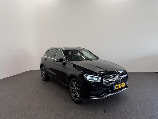 Mercedes-Benz GLC-KLASSE 300e 4MATIC Automaat PHEV AMG Line Navigatie Cruise Control Parkeersensoren Stoelverwarming Panorama dak Matrix LED-koplampen Virtual Cockpit Surround-systeem Burmester Inductielader