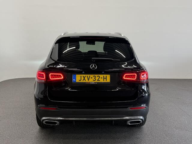 Mercedes-Benz GLC-KLASSE 300e 4MATIC Automaat PHEV AMG Line Navigatie Cruise Control Parkeersensoren Stoelverwarming Panorama dak Matrix LED-koplampen Virtual Cockpit Surround-systeem Burmester Inductielader