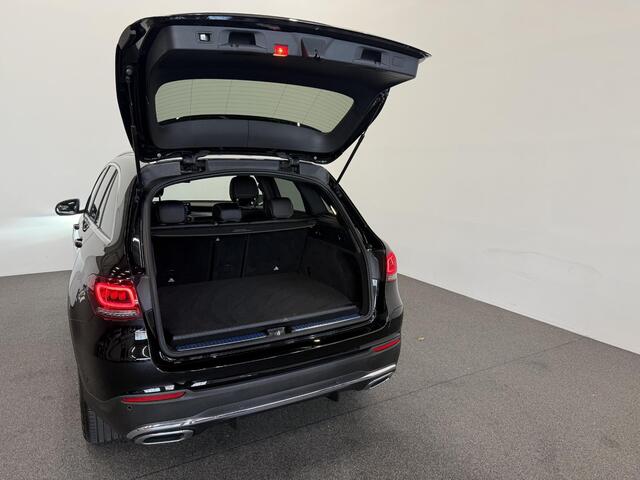 Mercedes-Benz GLC-KLASSE 300e 4MATIC Automaat PHEV AMG Line Navigatie Cruise Control Parkeersensoren Stoelverwarming Panorama dak Matrix LED-koplampen Virtual Cockpit Surround-systeem Burmester Inductielader