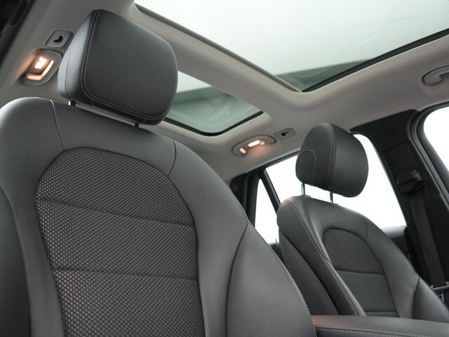Mercedes-Benz GLC-KLASSE 300e 4MATIC PHEV 320pk Dealer O.H | Panodak | Sportstoelen Verwarmd | Sfeerverlichting | Cruise Control | Blis | Apple Carplay | Navigatie | 18"L.M | Plug In Hybrid