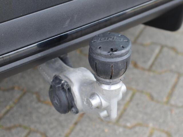Mercedes-Benz GLC-KLASSE 300e 4MATIC Business Solution AMG l Trekhaak l Stoelverwarming l Achteruitrij camera