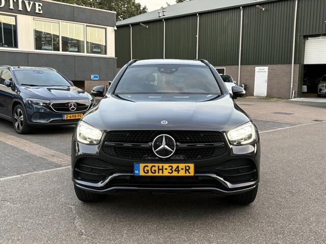 Mercedes-Benz GLC-KLASSE 300e 4MATIC Premium Plus VAN: € 43.900- VOOR: € 39.877,- UW HERFSTVOORDEEL: € 4.023,-| PANO| ELEKTRISCHE STOELEN MET MEMORY| ADAPTIVE CRUISE CONTROL| ELEK. TREKHAAK| SFEERVERLICHTING| ELEKTRISCHE ACHTERKLEP| 360 CAMERA| CARPLAY| | COMPLETE UITVOERING!|