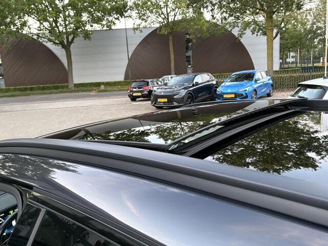 Mercedes-Benz GLC-KLASSE 300e 4MATIC Premium Plus VAN: € 43.900- VOOR: € 39.877,- UW HERFSTVOORDEEL: € 4.023,-| PANO| ELEKTRISCHE STOELEN MET MEMORY| ADAPTIVE CRUISE CONTROL| ELEK. TREKHAAK| SFEERVERLICHTING| ELEKTRISCHE ACHTERKLEP| 360 CAMERA| CARPLAY| | COMPLETE UITVOERING!|