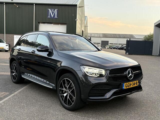 Mercedes-Benz GLC-KLASSE 300e 4MATIC Premium Plus VAN: € 43.900- VOOR: € 39.877,- UW HERFSTVOORDEEL: € 4.023,-| PANO| ELEKTRISCHE STOELEN MET MEMORY| ADAPTIVE CRUISE CONTROL| ELEK. TREKHAAK| SFEERVERLICHTING| ELEKTRISCHE ACHTERKLEP| 360 CAMERA| CARPLAY| | COMPLETE UITVOERING!|