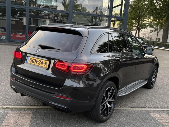 Mercedes-Benz GLC-KLASSE 300e 4MATIC Premium Plus VAN: € 43.900- VOOR: € 39.877,- UW HERFSTVOORDEEL: € 4.023,-| PANO| ELEKTRISCHE STOELEN MET MEMORY| ADAPTIVE CRUISE CONTROL| ELEK. TREKHAAK| SFEERVERLICHTING| ELEKTRISCHE ACHTERKLEP| 360 CAMERA| CARPLAY| | COMPLETE UITVOERING!|