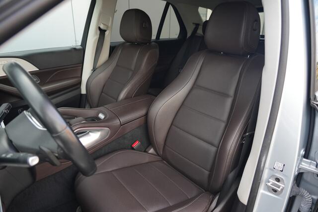 Mercedes-Benz GLE-KLASSE 350 e 4MATIC | 334PK | Plug-in Hybrid | NAV | Camera | Stoelverwarming | Leder De Mercedes-Benz GLE 350 e biedt met zijn 4MATIC vierwielaandrijving veel comfort en zekerheid onderweg en beschikt bovendien over een maximaal trekgewicht van maar liefst 2.700 kg. De combin