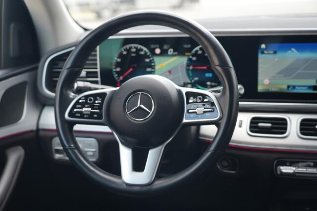 Mercedes-Benz GLE-KLASSE 350 e 4MATIC | 334PK | Plug-in Hybrid | NAV | Camera | Stoelverwarming | Leder De Mercedes-Benz GLE 350 e biedt met zijn 4MATIC vierwielaandrijving veel comfort en zekerheid onderweg en beschikt bovendien over een maximaal trekgewicht van maar liefst 2.700 kg. De combin